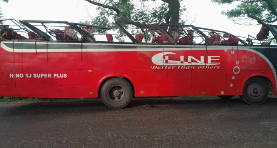 গাছের সঙ্গে ধাক্কায় উড়ে গেল বাসের ছাদ, যাত্রী নিহত