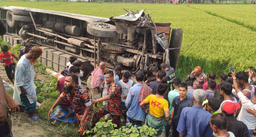 তারাকান্দায় দুই বাসের মুখোমুখি সংঘর্ষে নারীসহ নিহত ২
