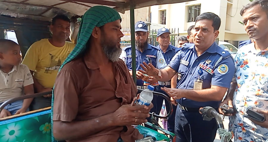 পুলিশের পক্ষ থেকে বোরহানউদ্দিনে পানি ও খাবার স্যালাইন বিতরণ