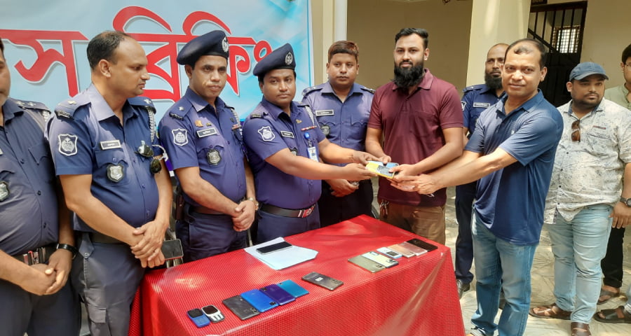জামালপুরে ১৭টি হারানো মোবাইল সেট উদ্ধার করেছে পুলিশ
