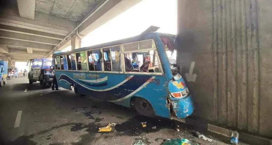 রাজধানীতে মেট্রোরেলের পিলারে বাসের ধাক্কা