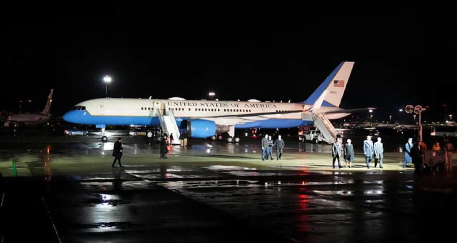 মার্কিন প্রেসিডেন্টের উড়োজাহাজ এয়ার ফোর্স ওয়ানে চুরি