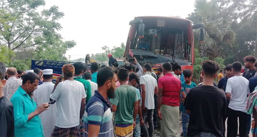 ফরিদপুরে বাস-পিকআপ সংঘর্ষে নিহত ১৩