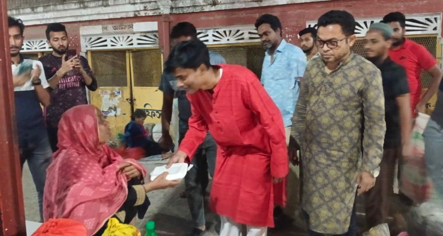 ময়মনসিংহে ছিন্নমূল মানুষের মাঝে সেহরি বিতরণ