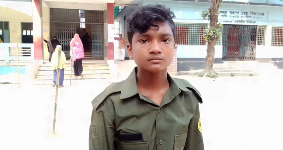 চাচার পোশাক পরে নির্বাচনের ডিউটিতে স্কুলছাত্র