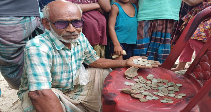 টিউবওয়েল বসানোর সময় মিলল মাটির হাঁড়িভর্তি রৌপ্যমুদ্রা