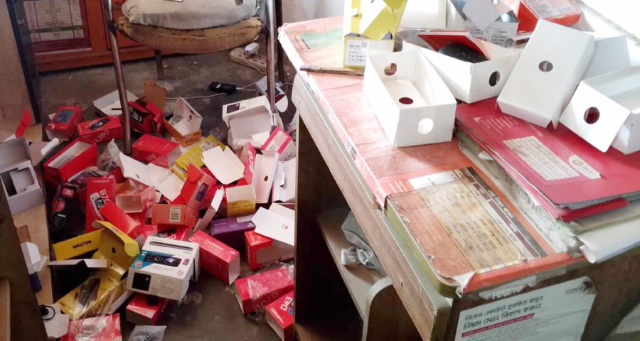 বাক্স ও চার্জার ফেলে ১৭৮ টি মোবাইল নিয়ে গেল চোর