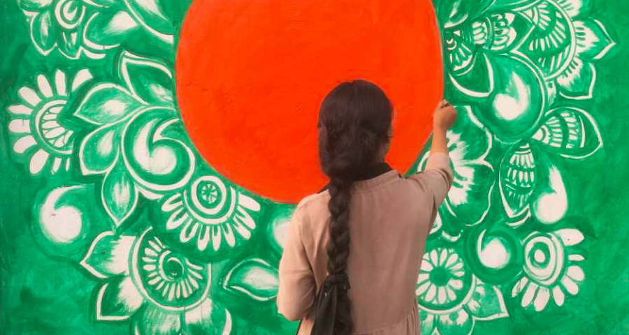 শিক্ষার্থীদের রঙ তুলির ছোঁয়ায় বদলে যাচ্ছে শেরপুর শহরের চিত্র