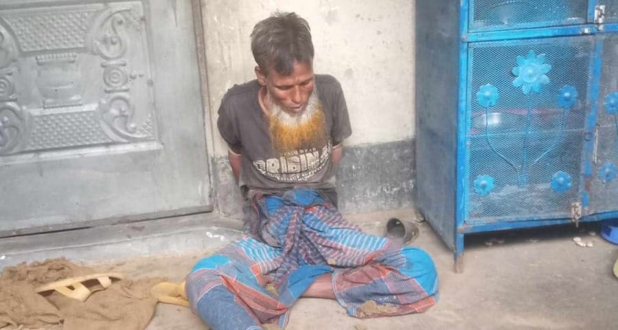 কবর থেকে বজ্রপাতে নিহত ব্যক্তির লাশ চুরি করতে গিয়ে জনতার হাতে আটক ১