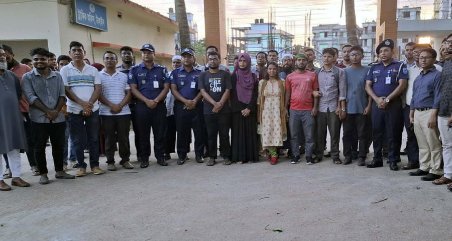 সমন্বয়কদের সাথে নিয়ে টাঙ্গাইল সদর থানার তালা খুলল পু‌লিশ