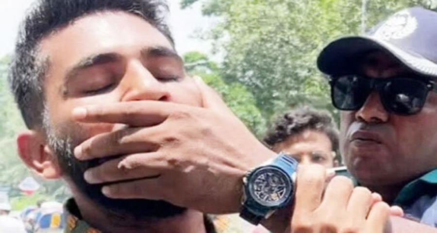 শিক্ষার্থীর মুখ চেপে ধরা সেই পুলিশ সাময়িক বরখাস্ত