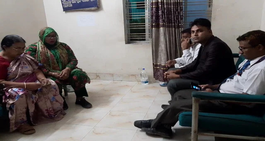 গানে শেখ হাসিনার নাম শুনে ক্ষুব্ধ ডিসি ৫ জনকে দেন পুলিশে