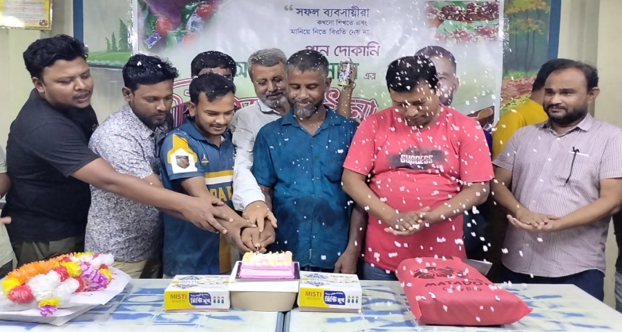গৌরীপুরের পানদোকানি সালামকে সংবর্ধনা দিল গ্রাহকরা