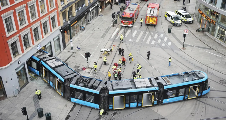 লাইনচ্যুত হয়ে অ্যাপলের শোরুমে ঢুকে পড়ল ট্রেন