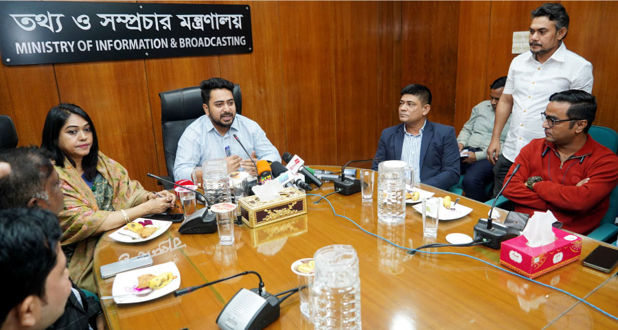 পত্রিকা অফিসে ভাঙচুর হলে মেনে নেয়া হবে না: তথ্য উপদেষ্টা