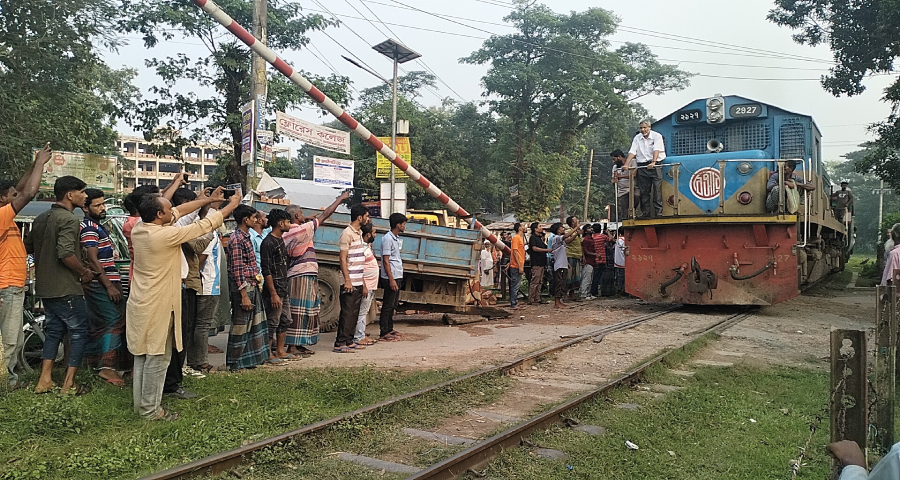 রেললাইনে লরি, লাল পতাকা উড়িয়ে ট্রেন থামান গেটম্যান