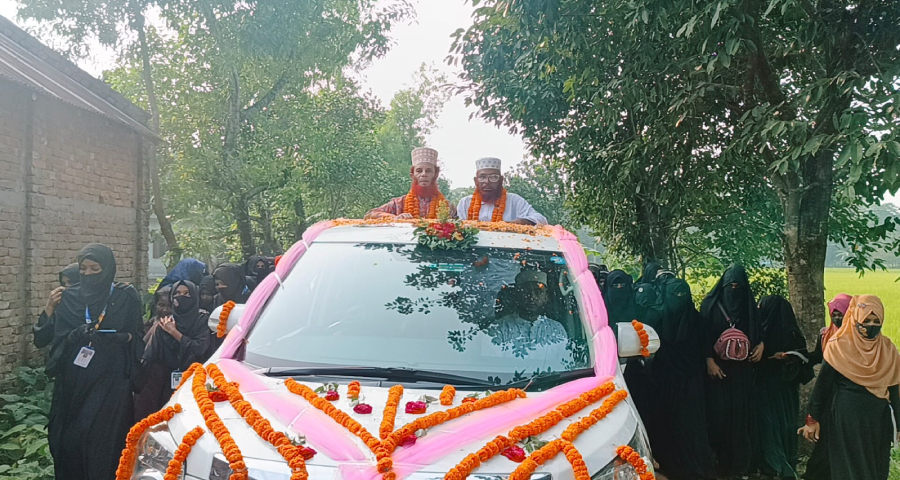 ফুল সজ্জিত ছাদখোলা গাড়িতে শিক্ষকের রাজকীয় বিদায়