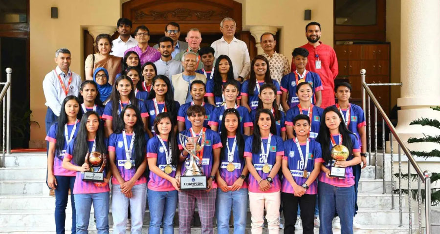 সাফজয়ী নারী ফুটবল দলকে সংবর্ধনা দিলেন প্রধান উপদেষ্টা