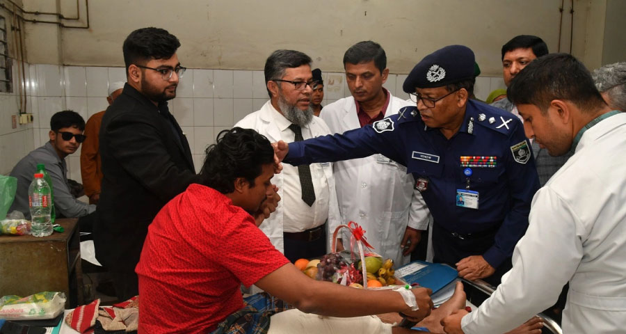 আন্দোলনে আহতদের খোঁজ নিলেন আইজিপি