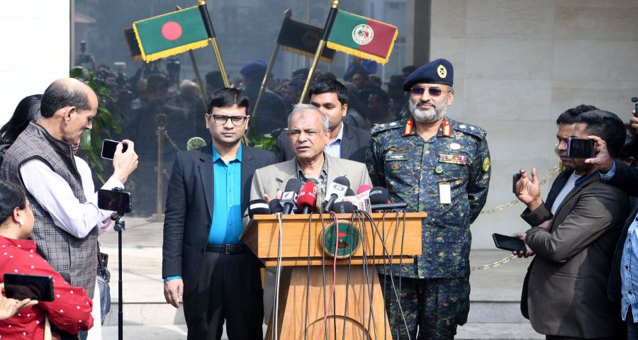 অপরাধ-বিতর্কিত ভূমিকায় জড়িত কর্মকর্তাকে ধরা হবে : স্বরাষ্ট্র উপদেষ্টা