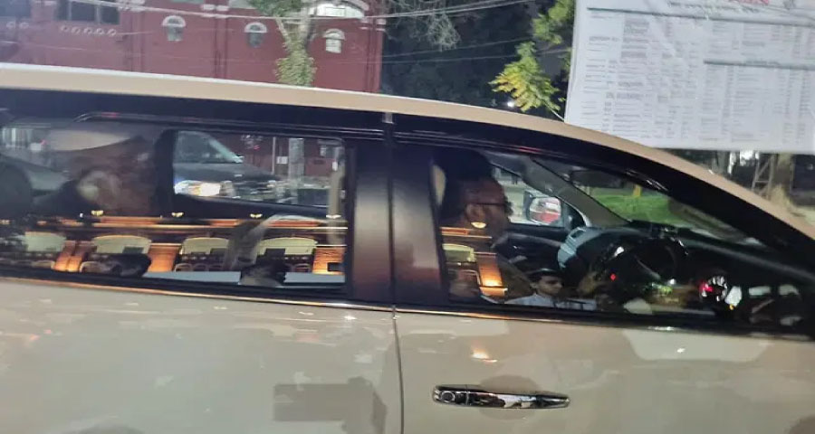 বিদায়বেলায় গাড়ি চালিয়ে চালককেই বাড়ি পৌঁছে দিলেন জেলা প্রশাসক