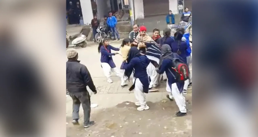 এক ছেলেকে পছন্দ করা নিয়ে দুই কিশোরীর মারামারি