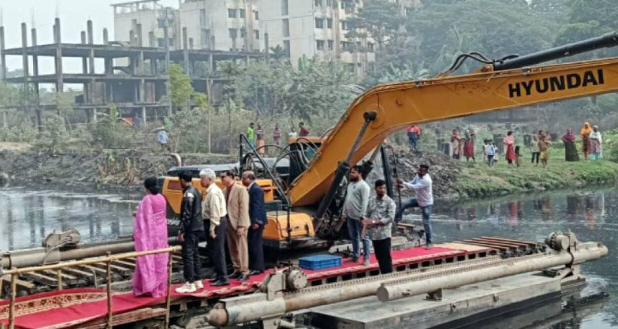লালগালিচায় ঢাকার খালে নেমে খননের উদ্বোধন তিন উপদেষ্টার