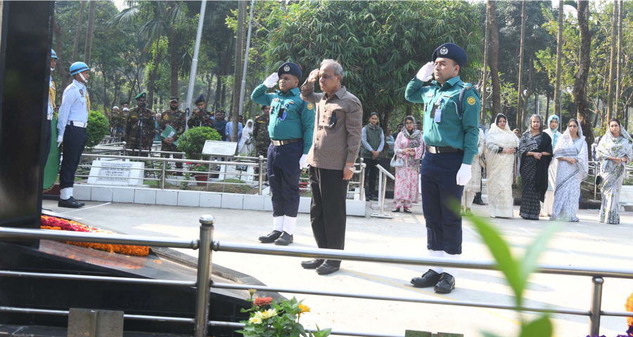 সামরিক কবরস্থানে স্বরাষ্ট্র উপদেষ্টা, তিন বাহিনী প্রধানের শ্রদ্ধা