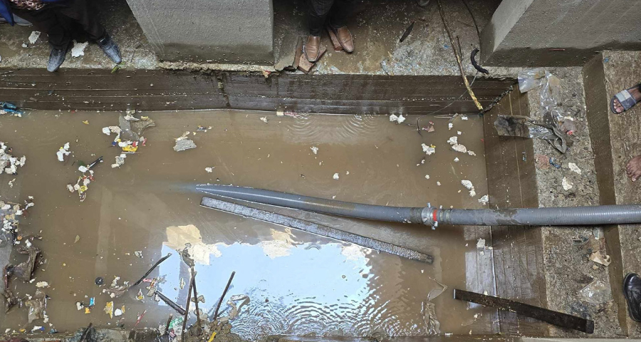 ধানমন্ডি ৩২ নম্বরের সেই ভবনে বেজমেন্টের পানি সরানো হচ্ছে