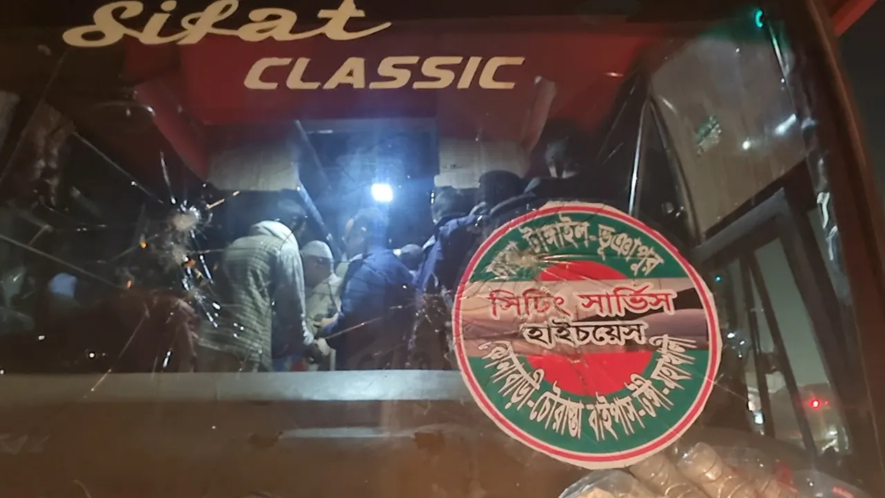 পিকনিকের বাস থেকে ‘জয় বাংলা’ স্লোগান, অতঃপর…