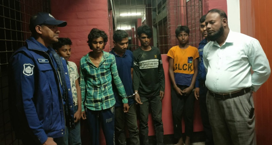 বাকৃবিতে অস্ত্রসহ আটক ৫