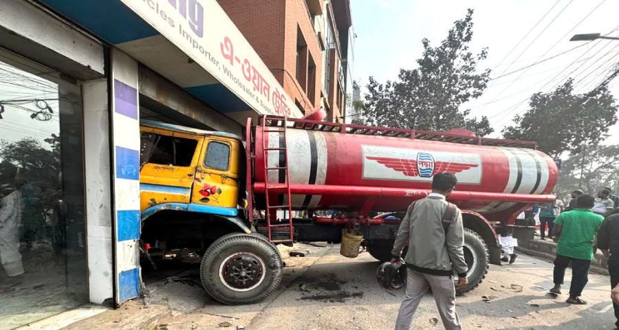 বারিধারায় গাড়ির শোরুমে ঢুকে গেল তেলের লরি, যুবক নিহত