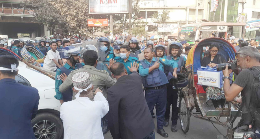 শাহবাগে পুলিশের লাঠিচার্জ, তবুও সরছেন না আন্দোলনকারীরা