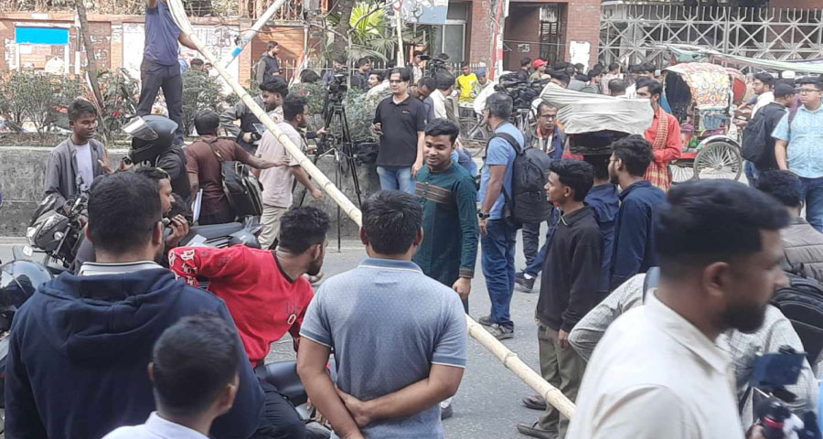 অবরোধে বন্ধ যান চলাচল, হেঁটেই গন্তব্যে যাচ্ছেন মানুষজন