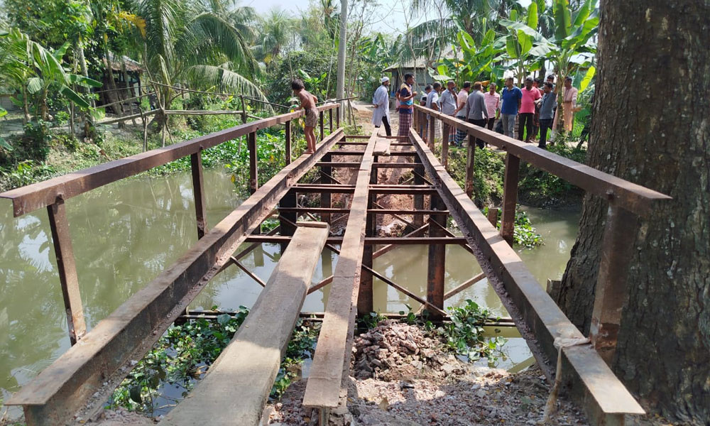 সেতুর রড খুলে নিলেন বিএনপি নেতারা