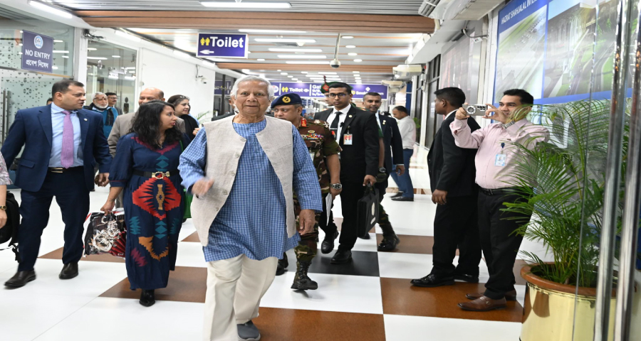 চীন সফর শেষে দেশে পৌঁছেছেন প্রধান উপদেষ্টা