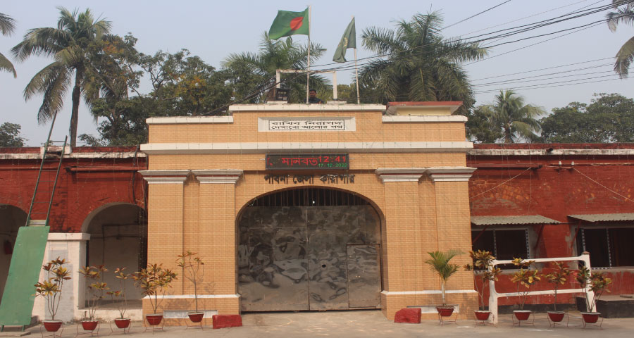 কয়েদিদের ধরে ধরে পেটালেন আ.লীগ নেতাকর্মীরা, অতঃপর…