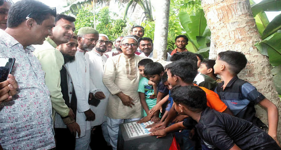 সড়কের কাজের ‘উদ্বোধন’ করলেন বিএনপি নেতা, ‘জানেন না’ প্রকল্প বাস্তবায়ন কর্মকর্তা