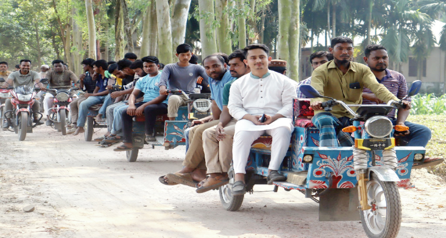 এবার টমটমের বহর নিয়ে গ্রামে গ্রামে সারজিস আলম