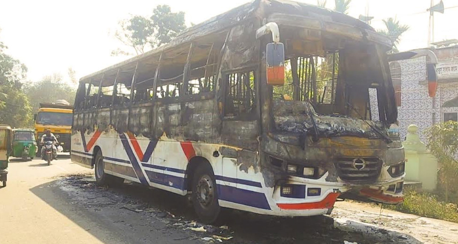 জামালপুরে সড়ক দুর্ঘটনায় একজন নিহত, বাসে আগুন দিল বিক্ষুব্ধ জনতা