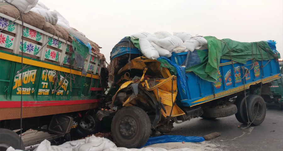 দুই ট্রাকের সংঘর্ষে প্রাণ গেল চালকের