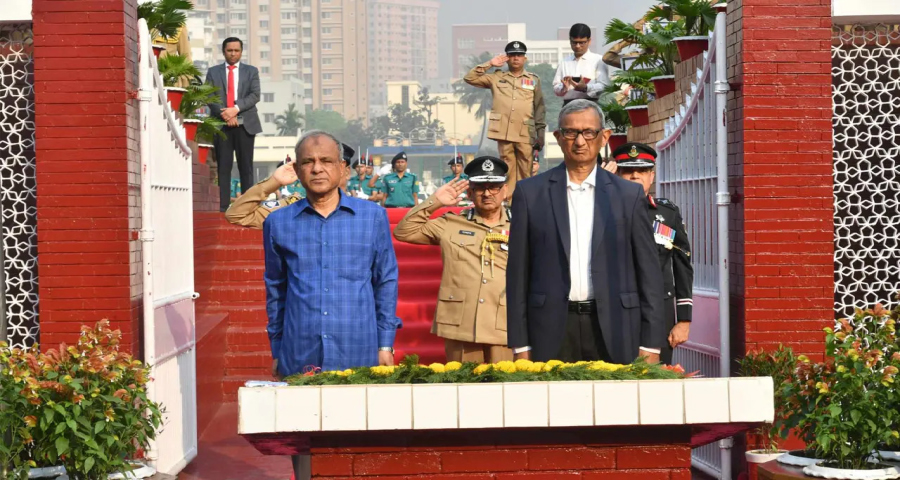রাজারবাগ পুলিশ স্মৃতিসৌধে স্বরাষ্ট্র উপদেষ্টার শ্রদ্ধা