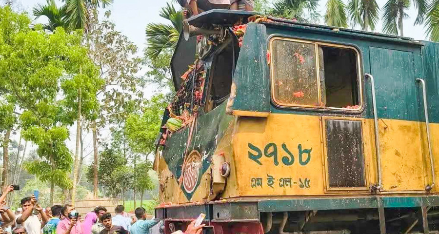 ট্রেনের সঙ্গে তরমুজবোঝাই ট্রাকের ধাক্কা, ট্রেন চালকসহ আহত ৩