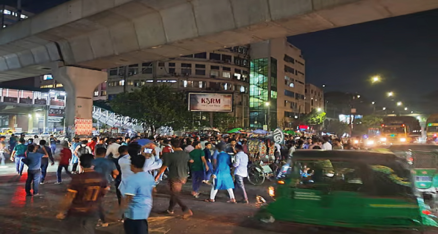 কুয়েটের উপাচার্যের পদত্যাগের দাবিতে শাহবাগে ‘ব্লকেড’, যান চলাচল বন্ধ