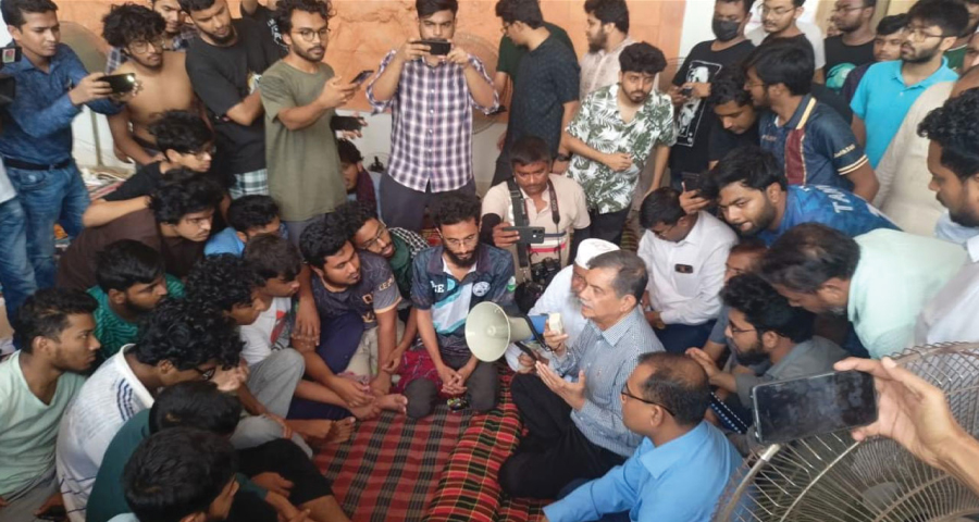 আস্থা রাখার অনুরোধ শিক্ষা উপদেষ্টার, তবুও অনড় শিক্ষার্থীরা