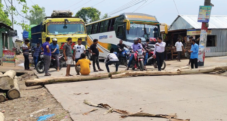 ট্রেন চালুর দাবিতে লালমনিরহাটে সড়ক অবরোধ, দূরপাল্লার যানবাহন বন্ধ