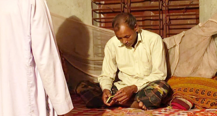 বিধবার সঙ্গে আপত্তিকর অবস্থায় ধরা পড়লেন যুবলীগ নেতা