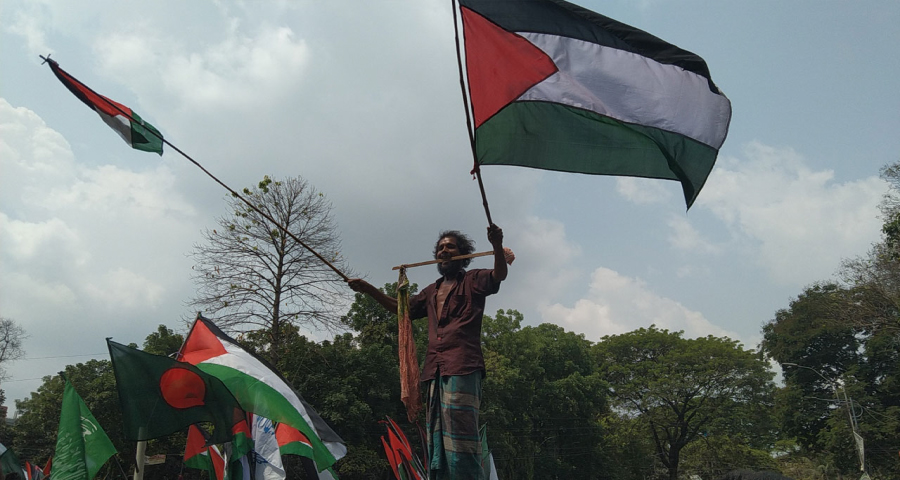 রিকশার ওপর দাঁড়িয়ে পতাকা উড়িয়ে ভালোবাসা প্রকাশ চালকের