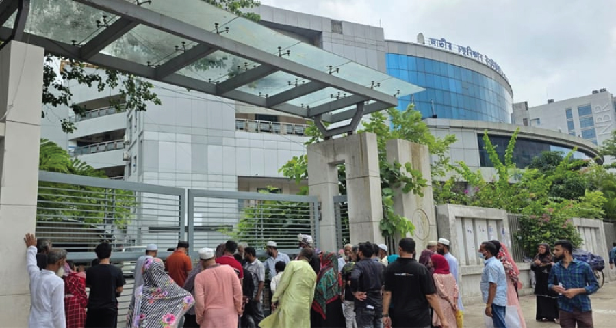 চতুর্থ দিনেও বন্ধ চক্ষু হাসপাতালের চিকিৎসাসেবা, ফিরে যাচ্ছেন রোগী