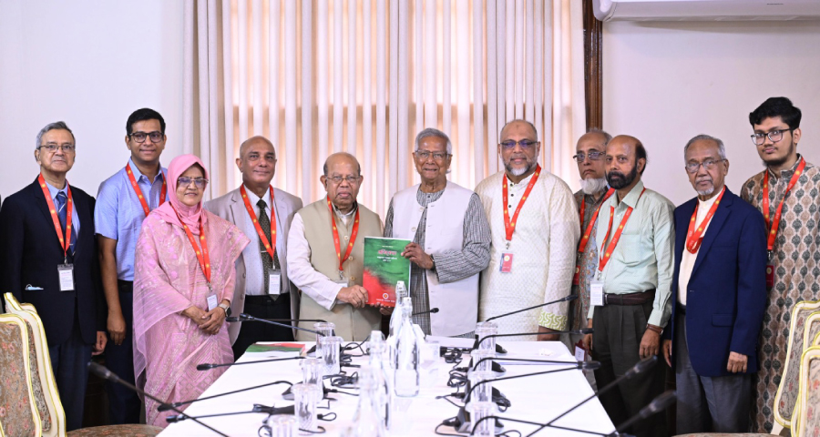 প্রধান উপদেষ্টার কাছে স্বাস্থ্যখাত সংস্কার কমিশনের প্রতিবেদন জমা